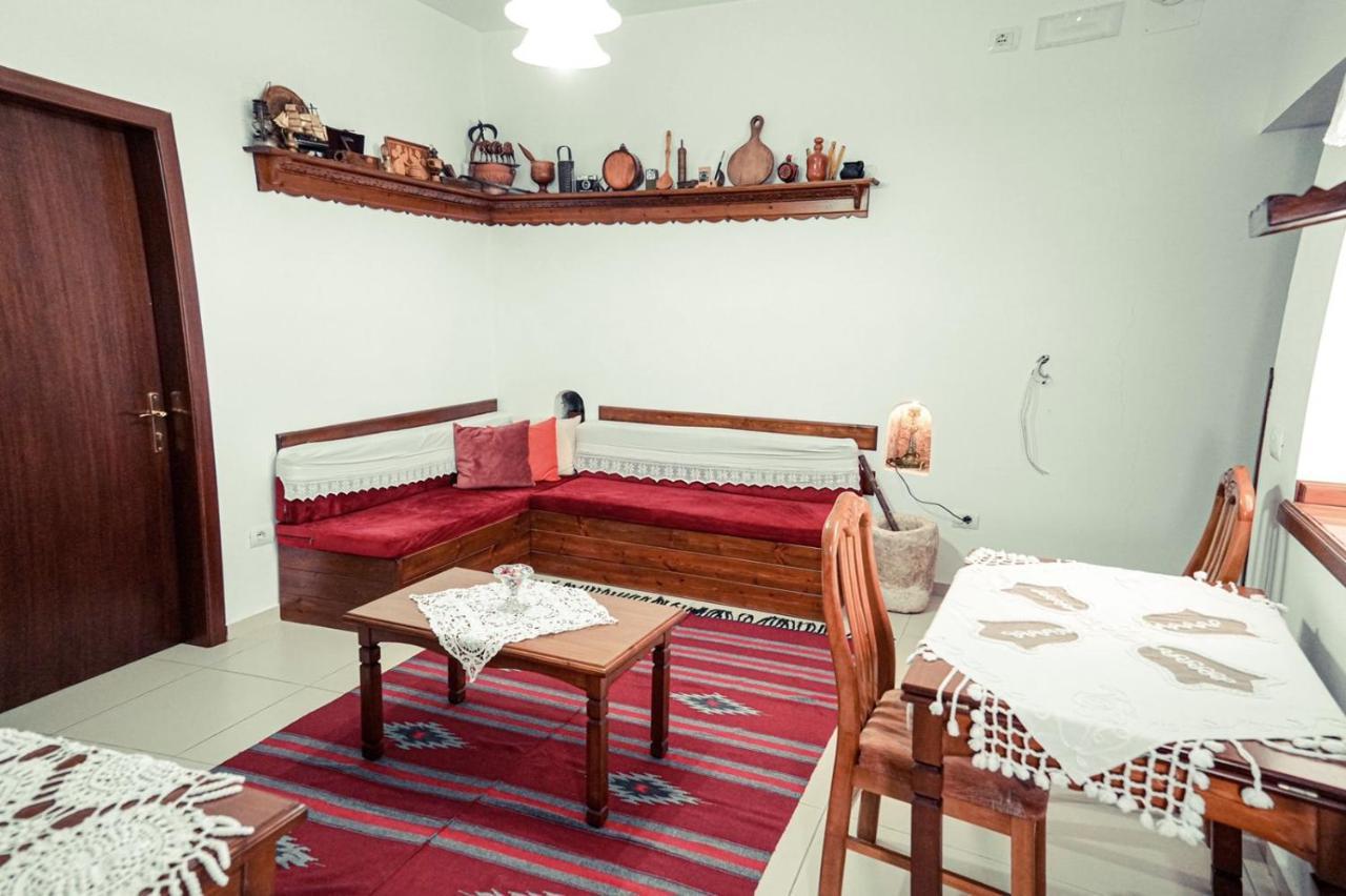 Cico Hostel &Private Room Gjirokastër Esterno foto