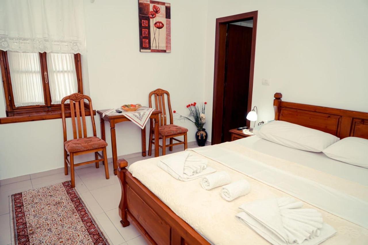 Cico Hostel &Private Room Gjirokastër Esterno foto