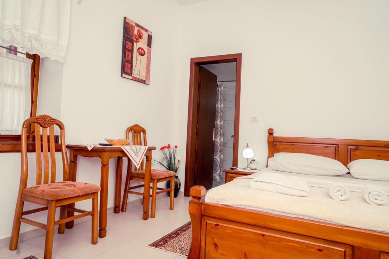 Cico Hostel &Private Room Gjirokastër Esterno foto