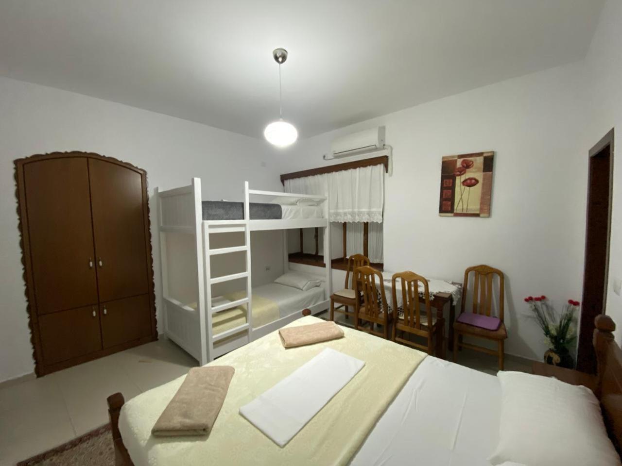 Cico Hostel &Private Room Gjirokastër Esterno foto